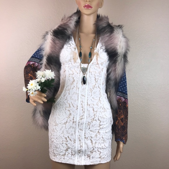 Tobi Dresses & Skirts - Tobi White Lace Bodycon Plunge Dress Festival